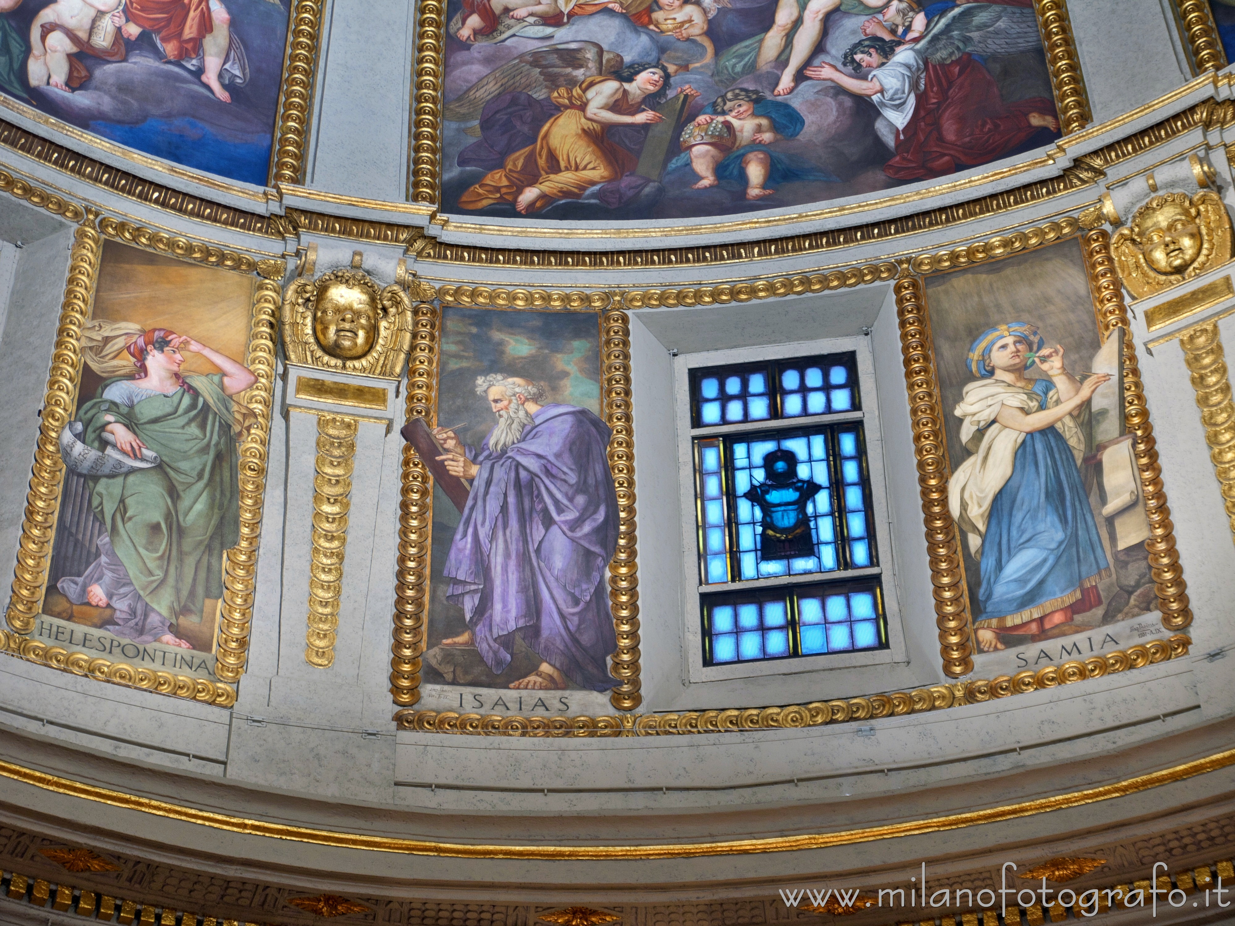 Milano - Affreschi di profeti e sibille all'interno della cupola del Civico Tempio di San Sebastiano